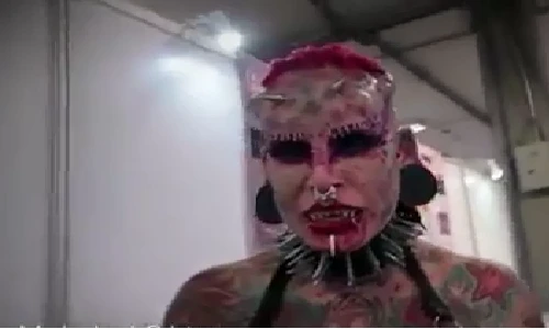 Hoảng hốt ngắm ‘'nữ ma cà rồng'’ ngoài đời thực