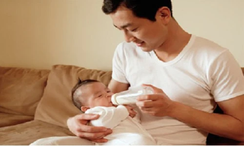 Mẹo hay dành cho bố chăm con khi mẹ vắng nhà