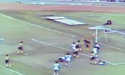 Bàn thua vô lý chưa từng thấy trong lịch sử bóng đá