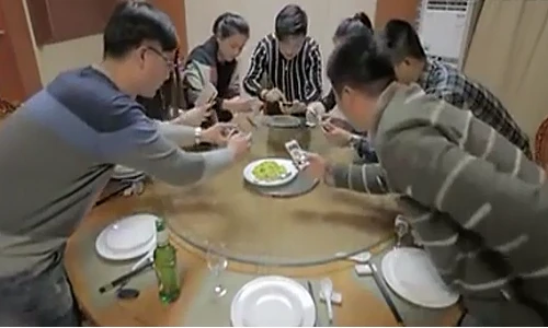 Chết cười “nghi lễ ăn uống” của giới trẻ thời đại smartphone