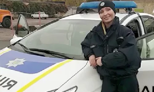 Bị tội phạm nhổ nước bọt vào mặt, nữ cảnh sát tử vong