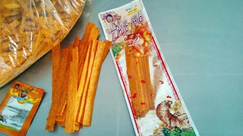 Sự thật kinh hoàng về bim bim que ngon, rẻ trước cổng trường