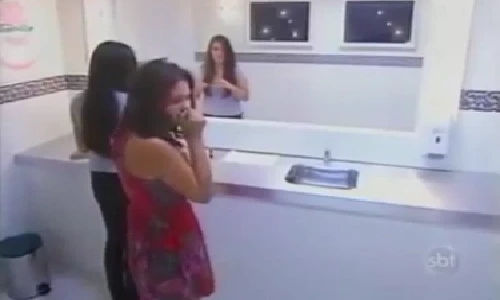 Ngỡ ngàng khi không thấy bóng mình trong gương