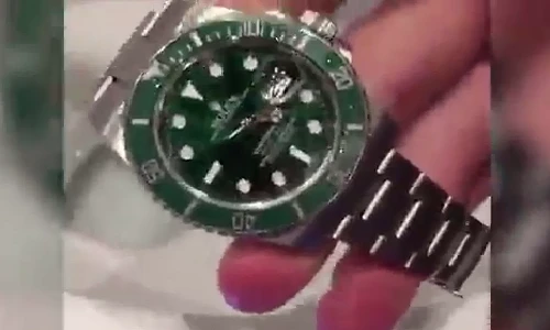 Thiếu gia chơi “ngông”, xả đồng hồ Rolex bạc tỷ xuống bồn cầu
