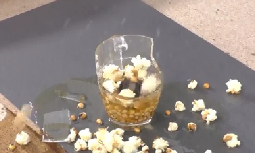 Chuyện gì xảy ra khi bỏ thép nung 800 độ C vào bỏng ngô?