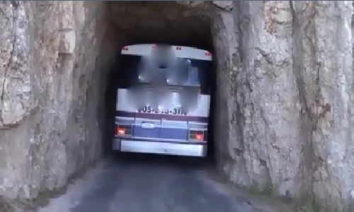 Tài xế lái xe siêu đẳng chính xác đến từng milimet 