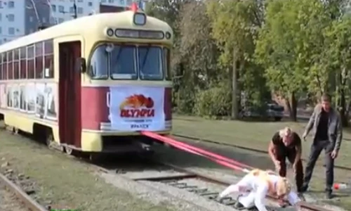 Người phụ nữ tay không kéo toa tàu hơn 17 tấn