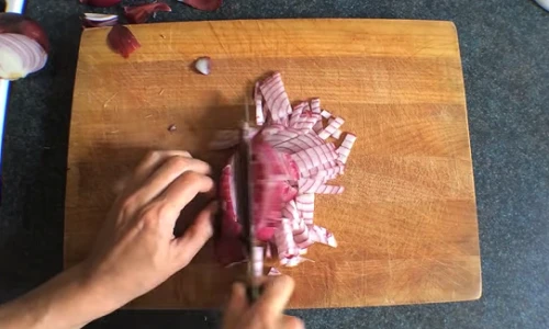 7 tuyệt chiêu thái nhỏ hành tây trong nháy mắt