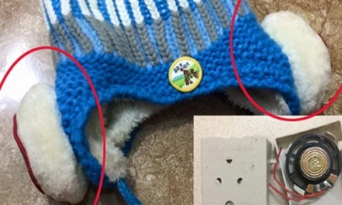 Mũ len gắn thiết bị lạ cực nguy hiểm với trẻ em
