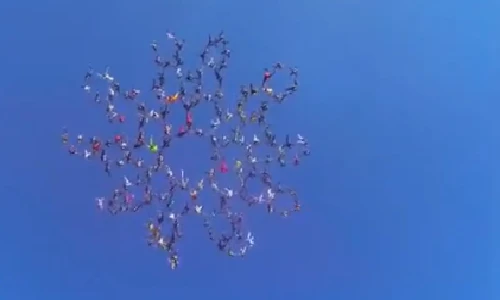 "Bông hoa người" khổng lồ trên bầu trời nước Mỹ