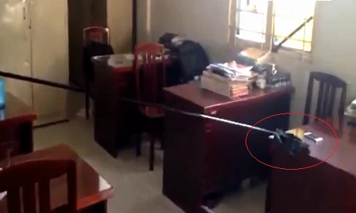 Clip: Dùng vợt trộm điện thoại trong tích tắc