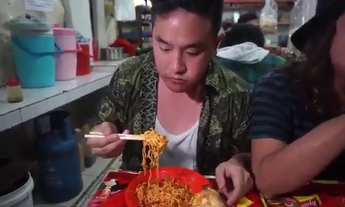 Điều gì xảy ra với chàng trai liều mình ăn 100 quả ớt hiểm?