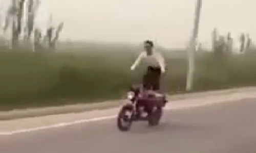 Đứng trên xe máy đang chạy và cái kết bẽ bàng