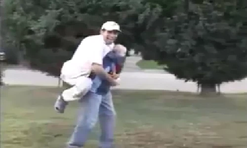 Bé sơ sinh cõng bố trên lưng khiến người xem tá hỏa