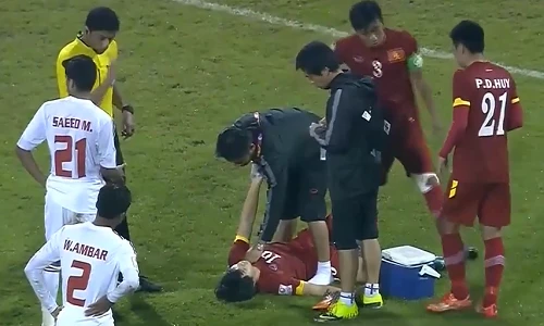 Cận cảnh tình huống Công Phượng bị gãy xương kinh hoàng ở Qatar