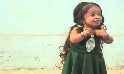 Vẻ đáng yêu của thiếu nữ 18 tuổi chỉ cao 63cm