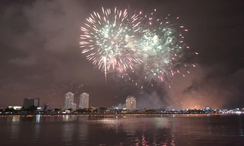 Màn pháo hoa tuyệt đẹp lung linh bên sông Hàn