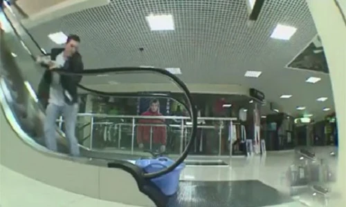 Chơi khăm người đi thang cuốn