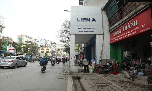 Những căn nhà đặc biệt “ôm trọn vỉa hè” Hà Nội