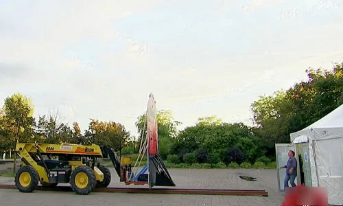 Kinh hoàng cảnh tàu hỏa phóng thẳng vào cửa hàng 