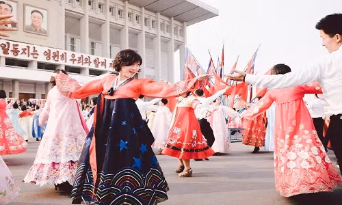 Vẻ tươi sáng khác lạ của Triều Tiên qua ống kính khách Tây