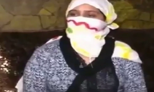 Hết tiền, chồng dùng vợ để cá cược bóng chày