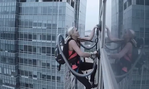 Cô gái xinh đẹp leo tòa nhà chọc trời chỉ với… 2 máy hút bụi