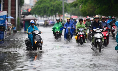 Ảnh: Người dân Sài Gòn lại lội bì bõm sau mưa lớn