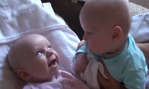 Màn đối thoại đáng yêu của hai nhóc song sinh