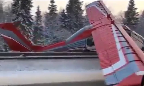 Phi công quên… đổ xăng, máy bay Nga mắc cạn giữa cao tốc