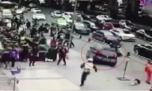 Hãi hùng ô tô điên đâm liên hoàn người đi đường vì bị truy đuổi