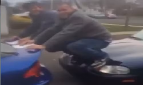 Cách đẩy ô tô độc nhất vô nhị gây ngỡ ngàng