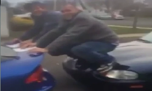 Cách đẩy ô tô độc nhất vô nhị gây ngỡ ngàng