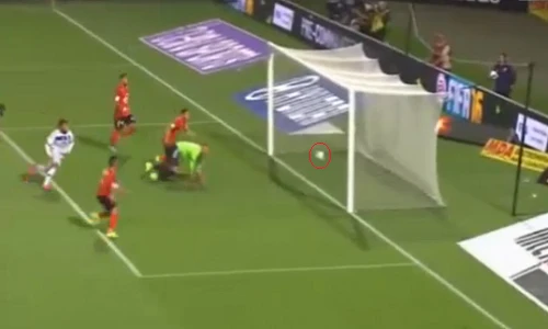 Pha bóng xui xẻo khó tin ở giải VĐQG Pháp