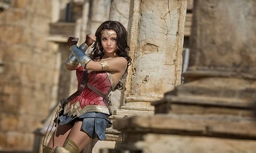 Ngỡ ngàng cô gái cosplay Wonder Woman đẹp không kém bản gốc