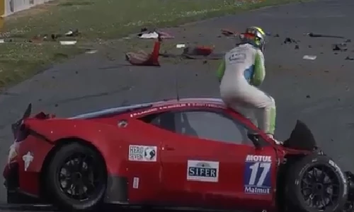 Clip tai nạn cắt cụt đầu xe đua, lái xe vẫn vô sự thần kỳ