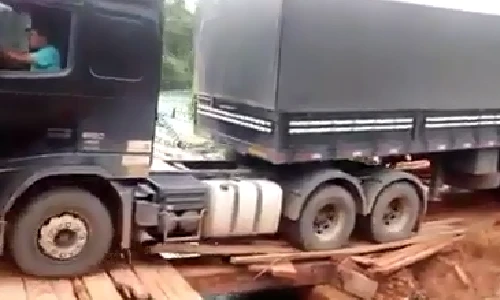Thót tim cảnh xe tải siêu trọng vượt cầu gỗ thô sơ