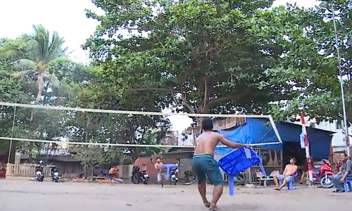 Chơi bóng chuyền bằng bàn nhựa, miếng gỗ cực độc ở Sài Gòn