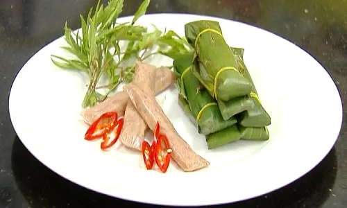 Hàng loạt nguy hiểm khó lường từ nem chua bẩn