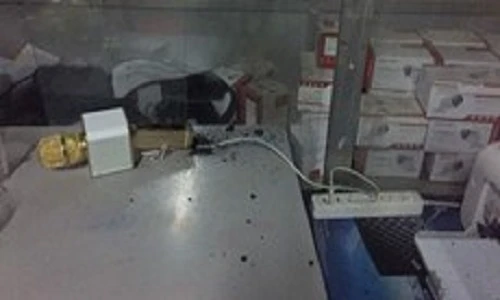 Khiếp đảm micro không dây bốc cháy dữ dội trong lúc sạc pin