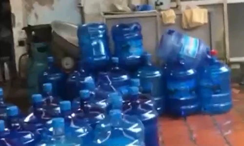 Kinh hoàng nước đóng chai từ nước giếng khoan gần nghĩa địa