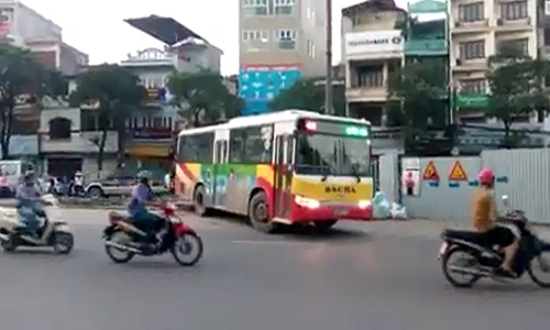 Xe buýt ngang nhiên lao qua dải phân cách quay đầu ở Hà Nội