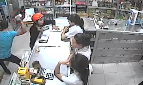 Đóng kịch để giật điện thoại siêu nhanh giữa ban ngày