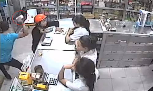 Đóng kịch để giật điện thoại siêu nhanh giữa ban ngày