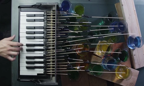 Chơi nhạc bằng ly nước hay đến ngỡ ngàng