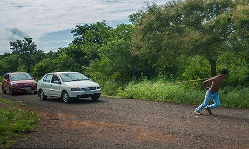“Siêu nhân” Ấn Độ kéo 2 ô tô bằng vai nhẹ như không