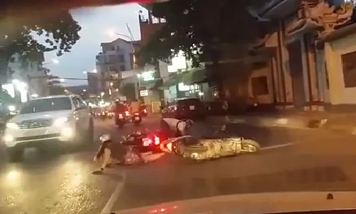 Sang đường ẩu, người phụ nữ bị tông ngã ngay giữa đường