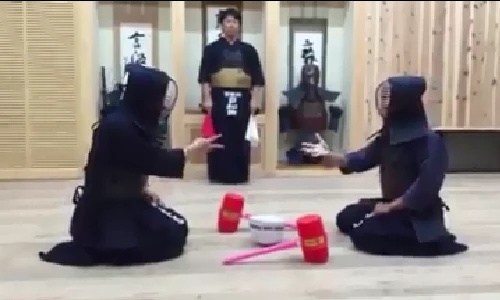 Chết cười cảnh kiếm sĩ samurai Nhật Bản chơi oẳn tù tì