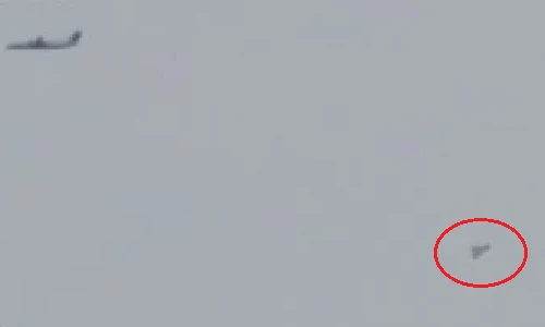 UFO hình kim tự tháp bí ẩn bay ngang bầu trời Canada