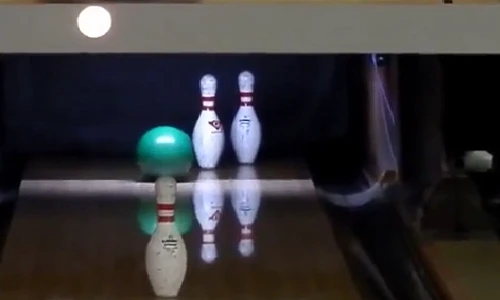 Tròn xoe mắt với pha ném bowling ảo diệu không tin nổi
